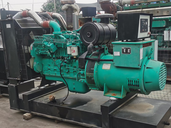 郧西冬季低温环境下，500KW发电机组启动电瓶的容量需求具体会增加多少？